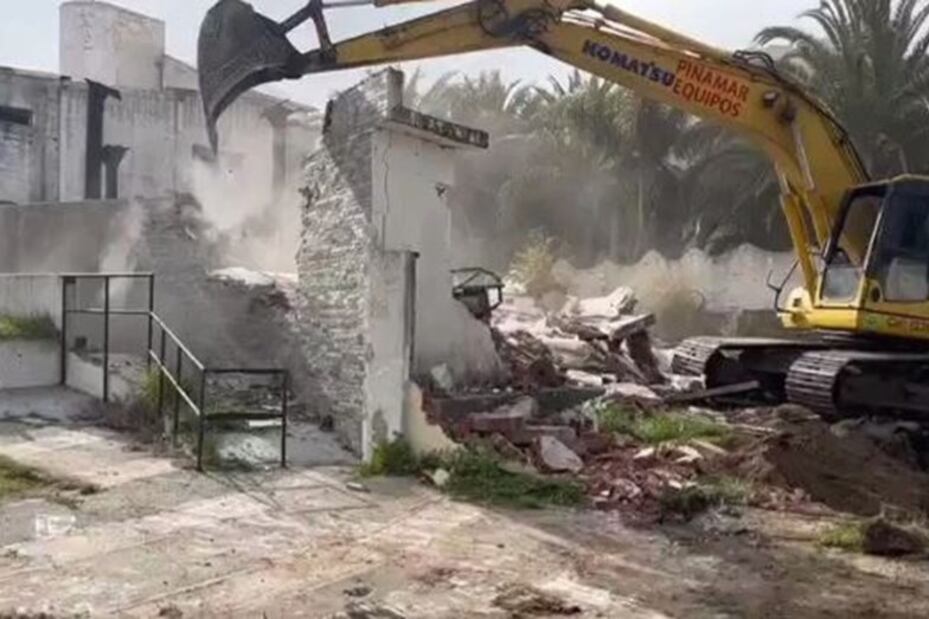 Las máquinas destruyendo la edificación de Ku. (Foto: Twitter)