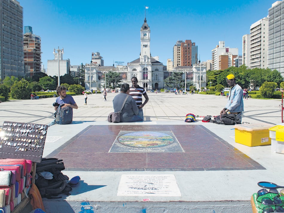 Piedra fundamental de la Plaza Moreno, en el centro geográfico de la ciudad.