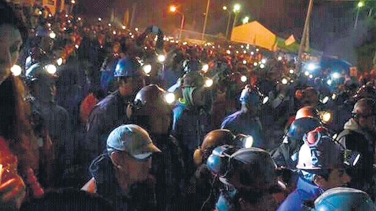 La intervención exige que los trabajadores renuncien al convenio y admite que pueden haber más despidos.