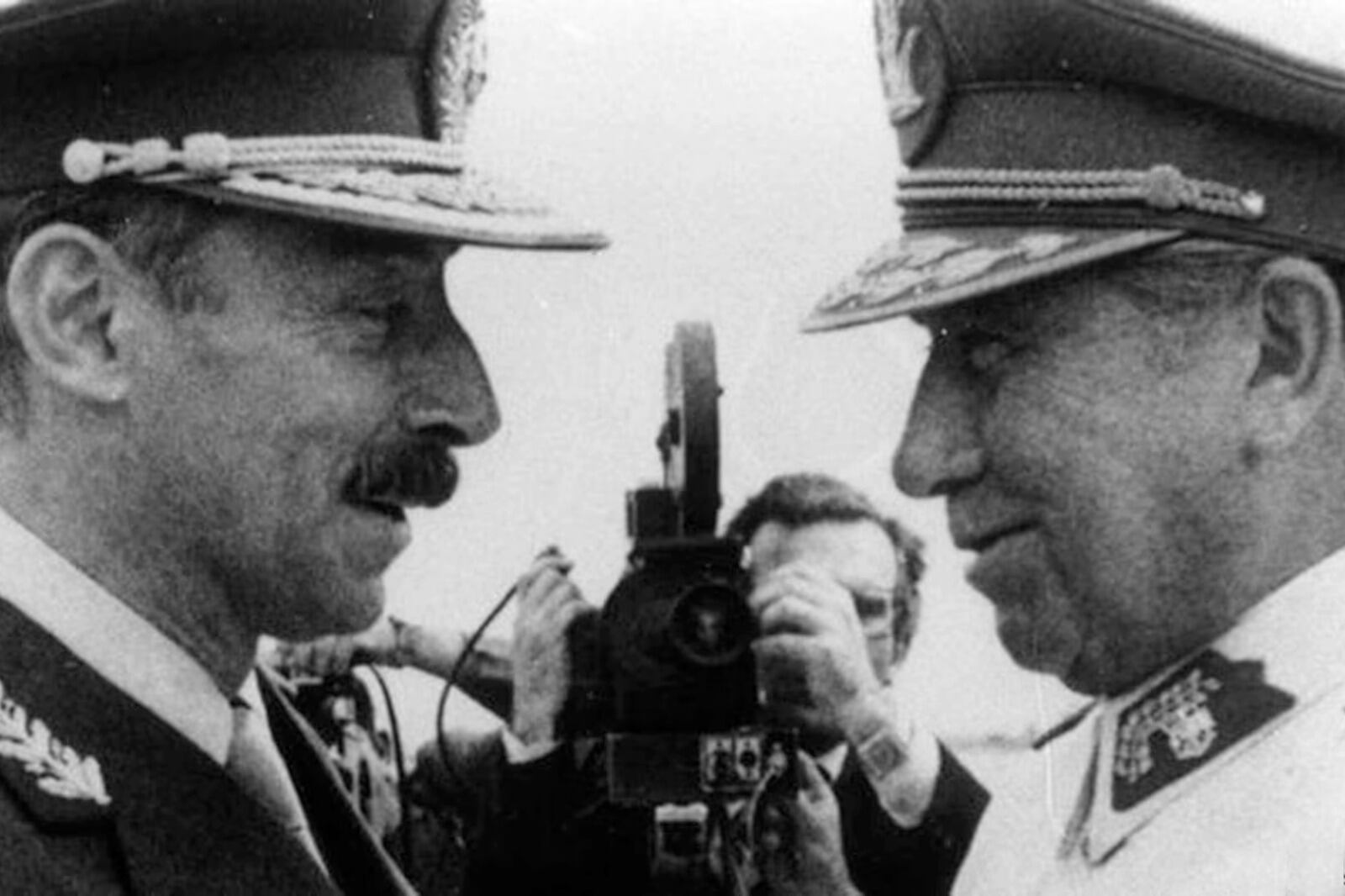 Pinochet con Videla, que le dio una condecoración. 