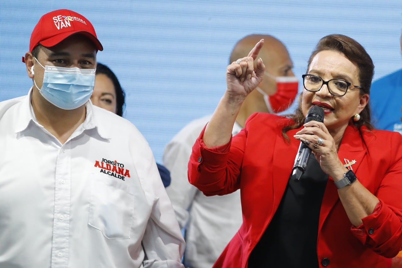 Jorge Aldano y Xiomara Castro celebran los resultados de la elección.