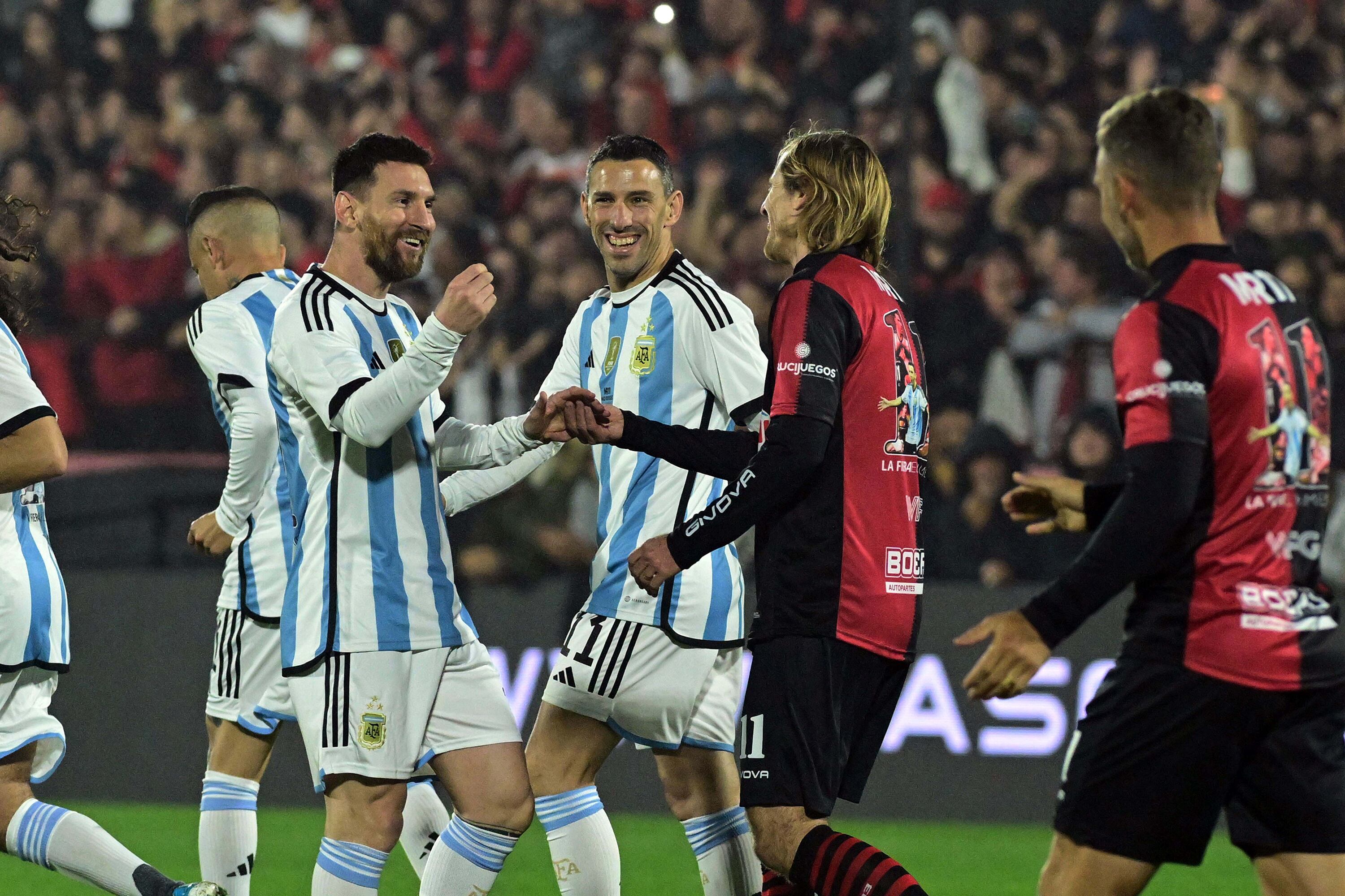Messi y Maxi bromean con "Pomelo" Mateo. En Rosario sobró alegría