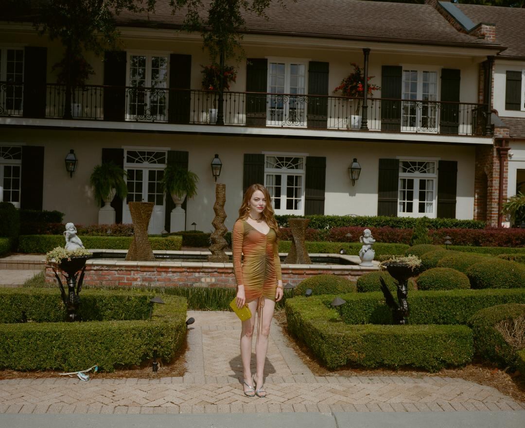 Emma Stone, parte de un gran elenco para una película pretensiosa.