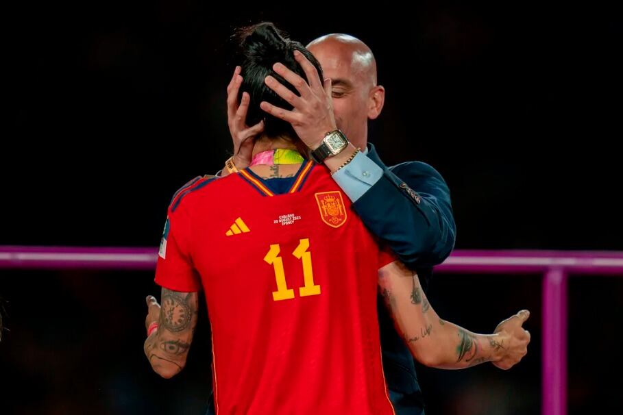 El beso no consentido de Rubiales a Hermoso.