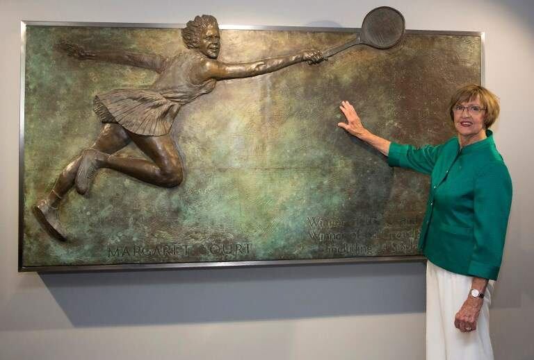 Court, ante una placa en su honor en Melbourne.