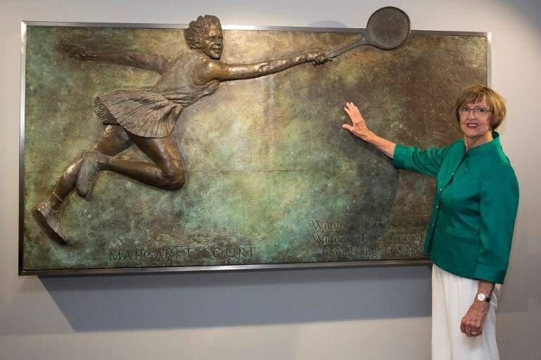 Court, ante una placa en su honor en Melbourne.