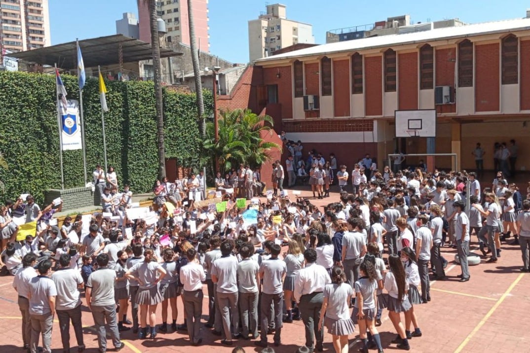 Las alumnas del Colegio religioso Roque González de Posadas denunciaron que que los jóvenes les levantaban la pollera y les sacaban fotos para difundirlas, entre otras situaciones de acoso.