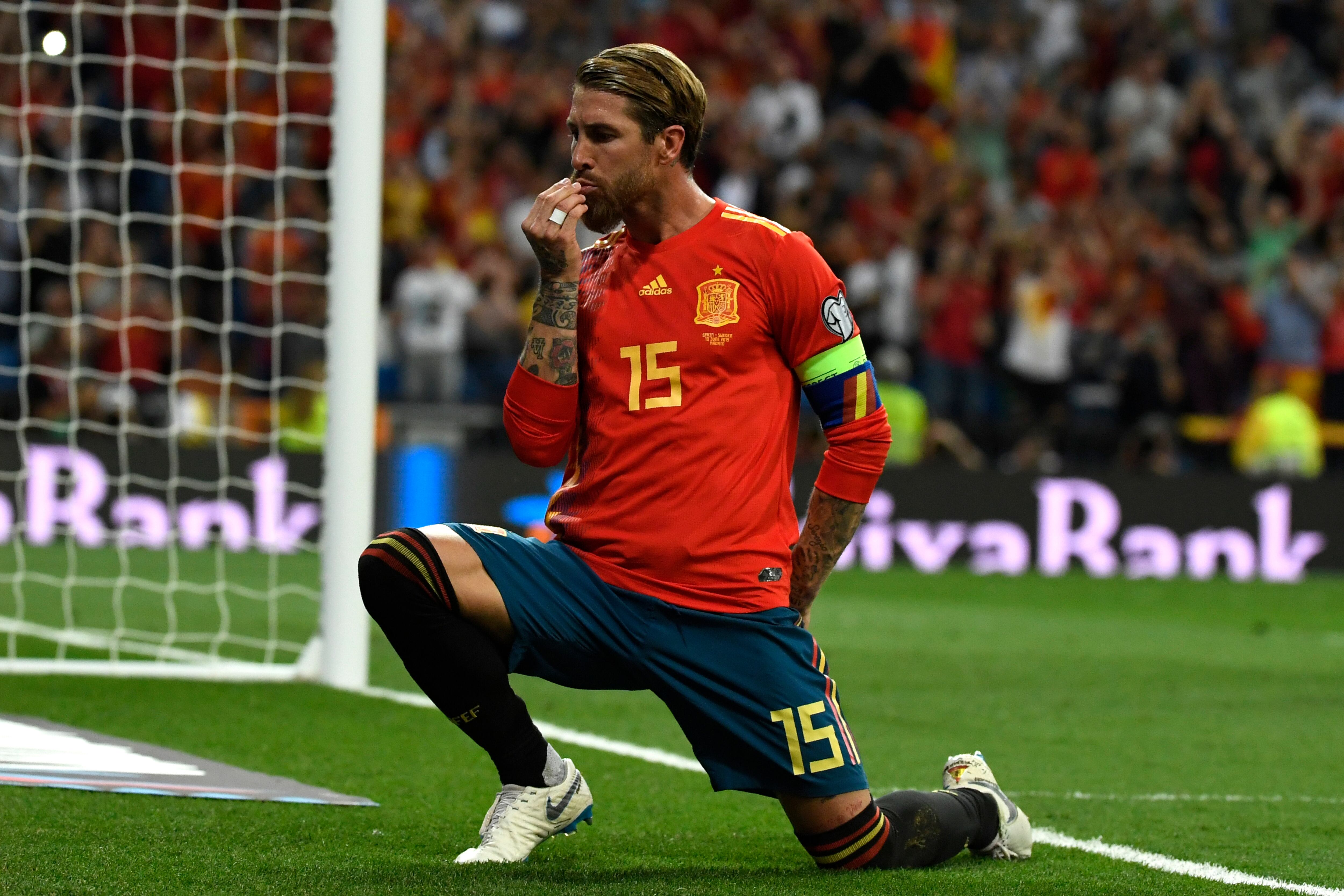 Sergio Ramos festeja el primero de España.