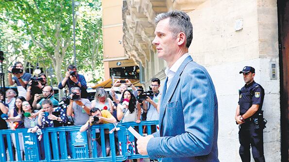 El esposo de la infanta Cristina llegó a la sede judicial acompañado por su abogado.