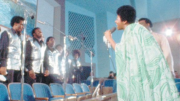 Aretha canta standards de gospel en una iglesia de Los Angeles.