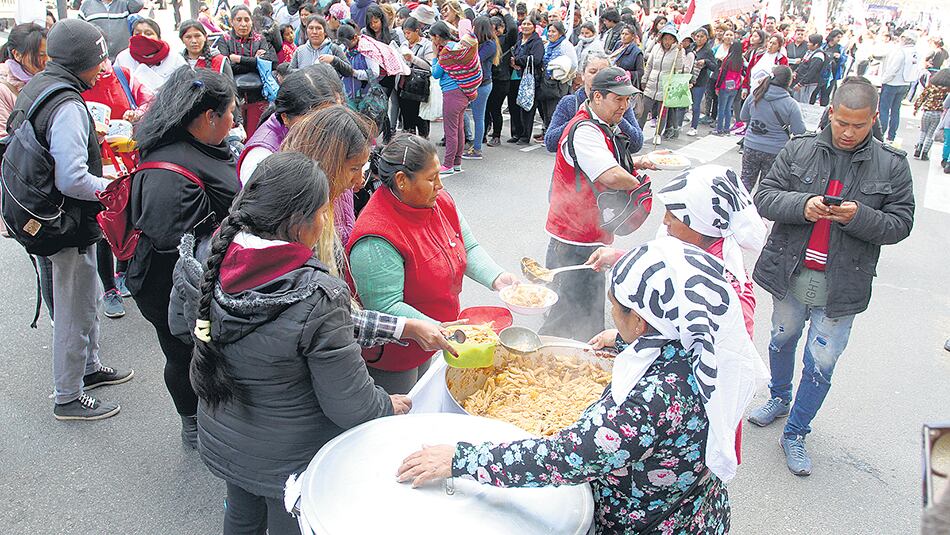 Una decena de ollas populares se instaló ayer a lo largo de la Avenida de Mayo.
