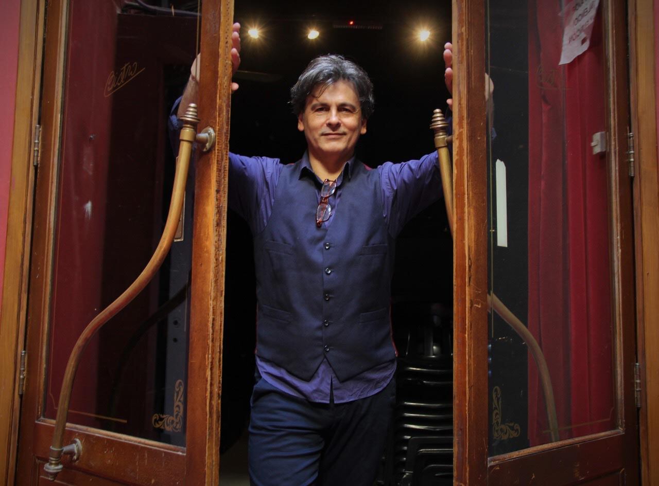 Giles es, además de director, actor. Trabaja en la obra El buen servidor. 