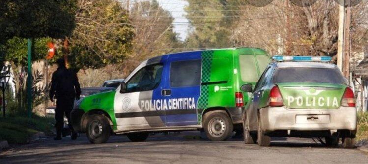 El exmarido de la mujer tocó la puerta de la casa con la excusa de llevar alimentos para los niños.