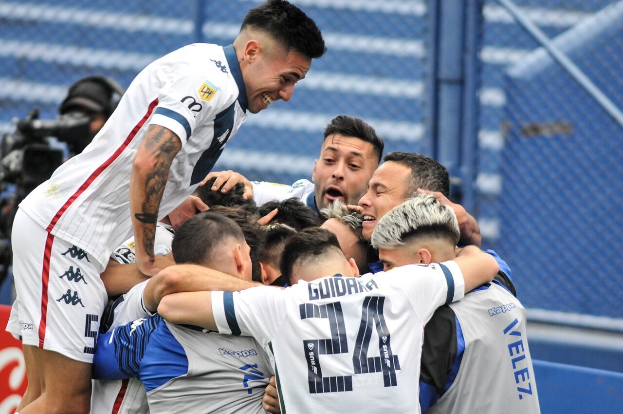 Vélez cortó la sequía de 648 minutos sin goles y le metió cinco a Lanús