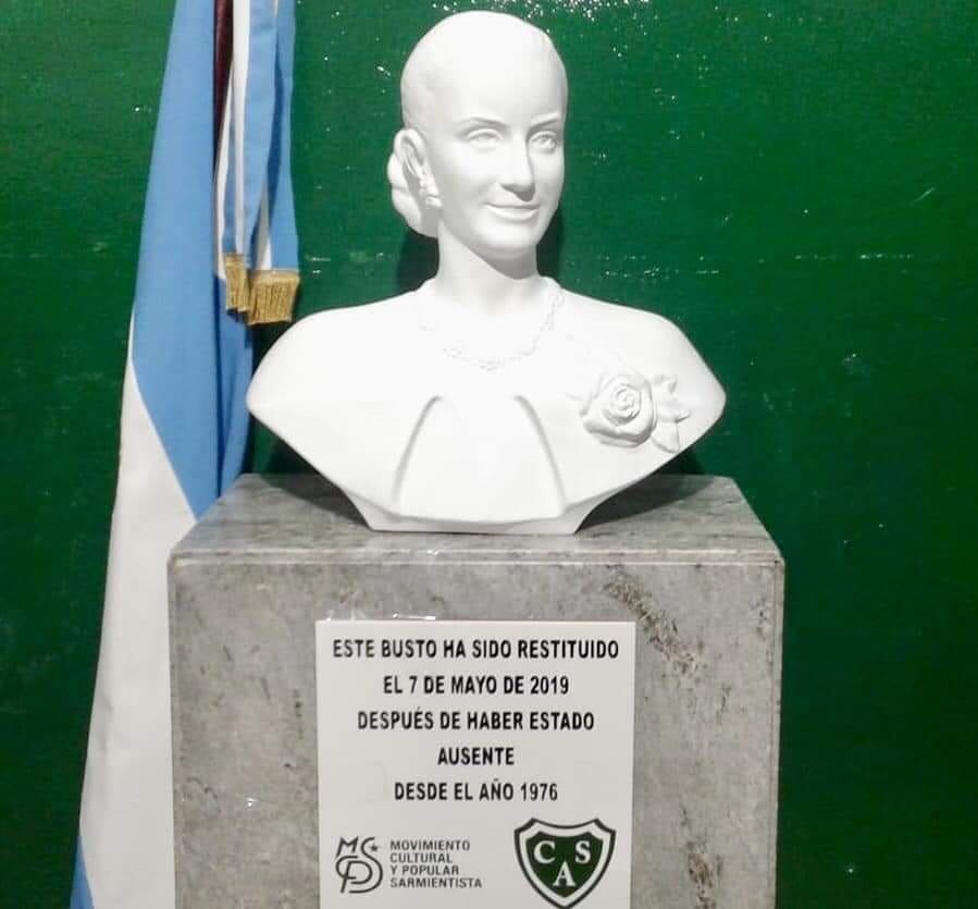 El busto de Eva Perón, volvió a su lugar de origen en el club Sarmiento de Junín.