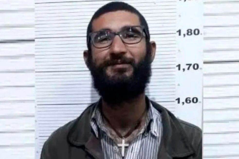 El individuo dice llamarse Asan Azad, que nació en Irak y que tiene ciudadanía iraní, pero el año pasado había declarado ser palestino.