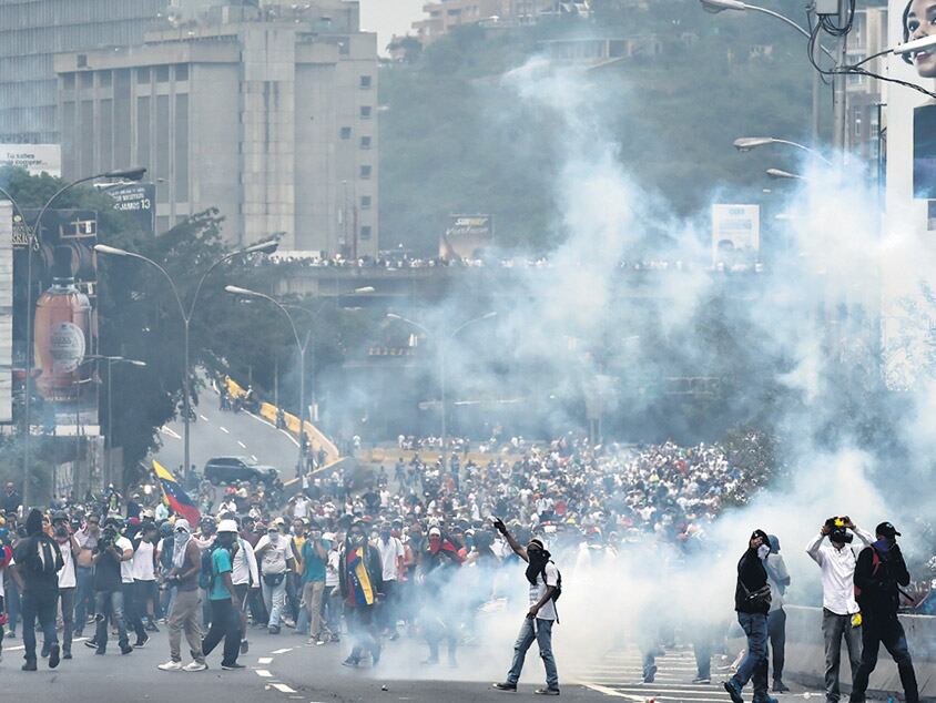 Los choques callejeros que el miércoles protagonizaron opositores y oficialistas dejaron como corolario tres muertos.