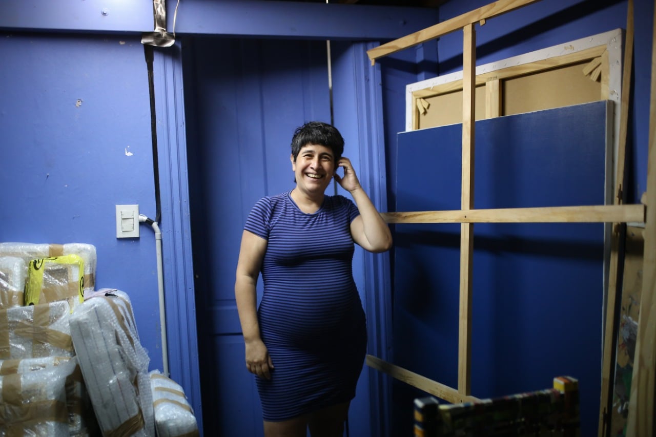 Mariela Scafati, en su taller, entre bastidores y obra lista para viajar.