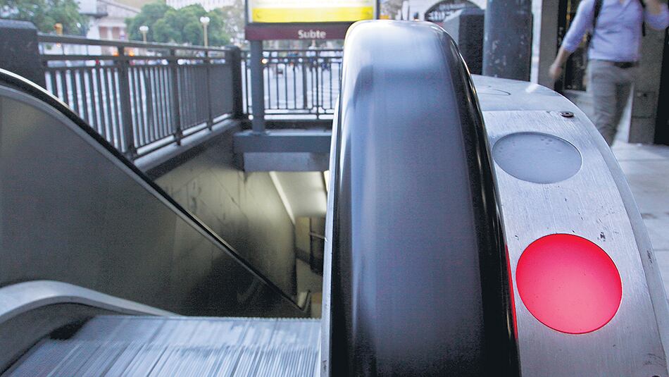 Las escaleras mecánicas no funcionan en muchas estaciones pero la gratuidad dependió del reclamo.