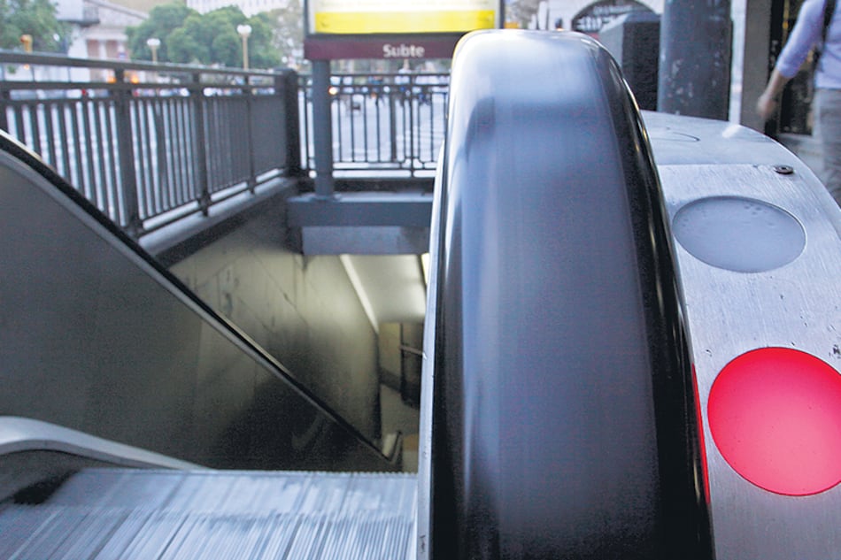 Las escaleras mecánicas no funcionan en muchas estaciones pero la gratuidad dependió del reclamo.