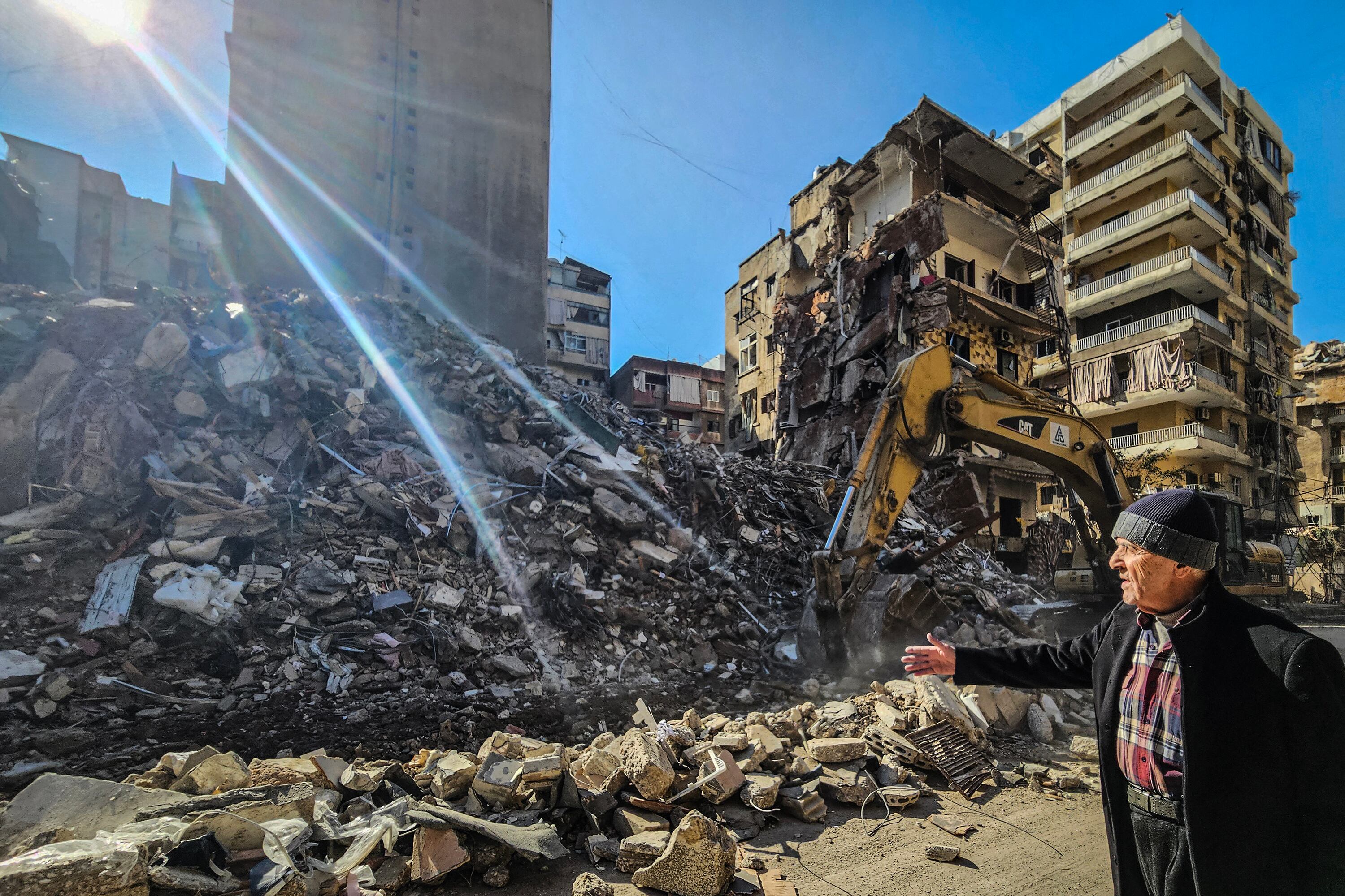 Una excavadoraremueve escombros de un edificiobombardeado en el sur de Beirut.