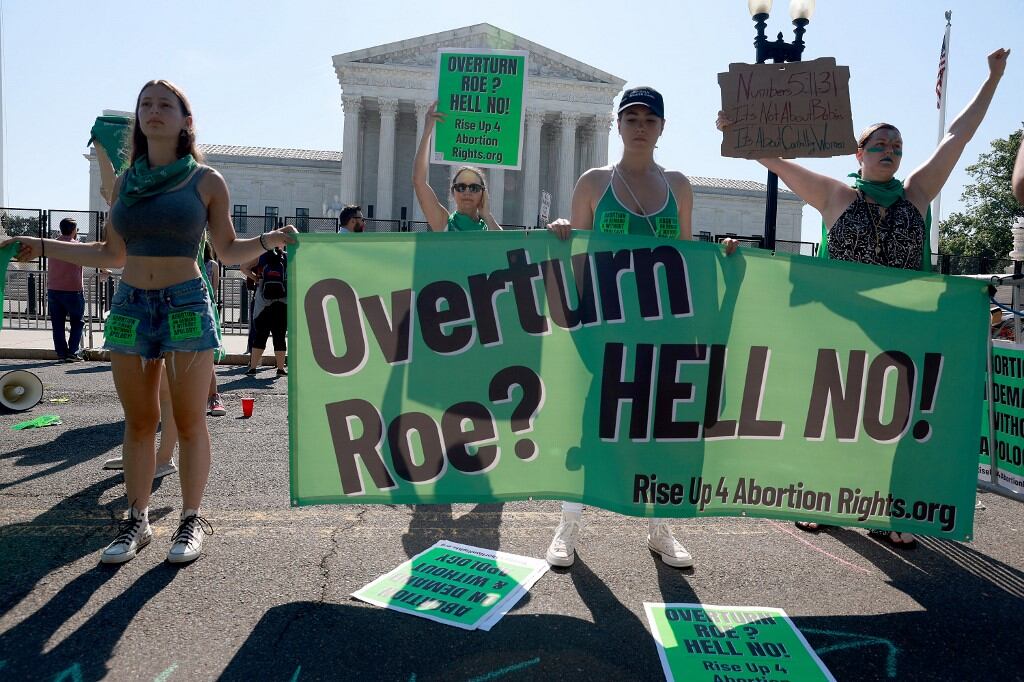 La Corte Suprema estadounidense pareciera dispuesta a derogar la sentencia del caso "Roe v. Wade", el histórico fallo que garantiza desde 1973 el derecho a abortar en las personas gestantes. Foto: AFP.