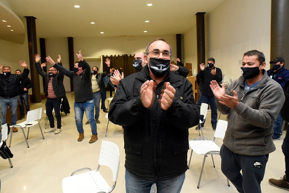 La decisión de levantar el paro fue acompañada por aplausos y cantos.