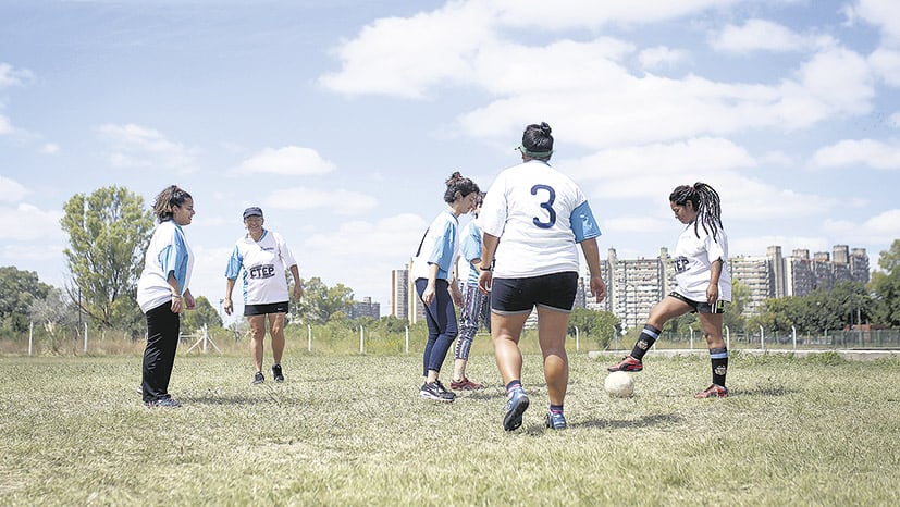 Picado de mujeres en el Parque de las Victorias, en Villa Lugano.
