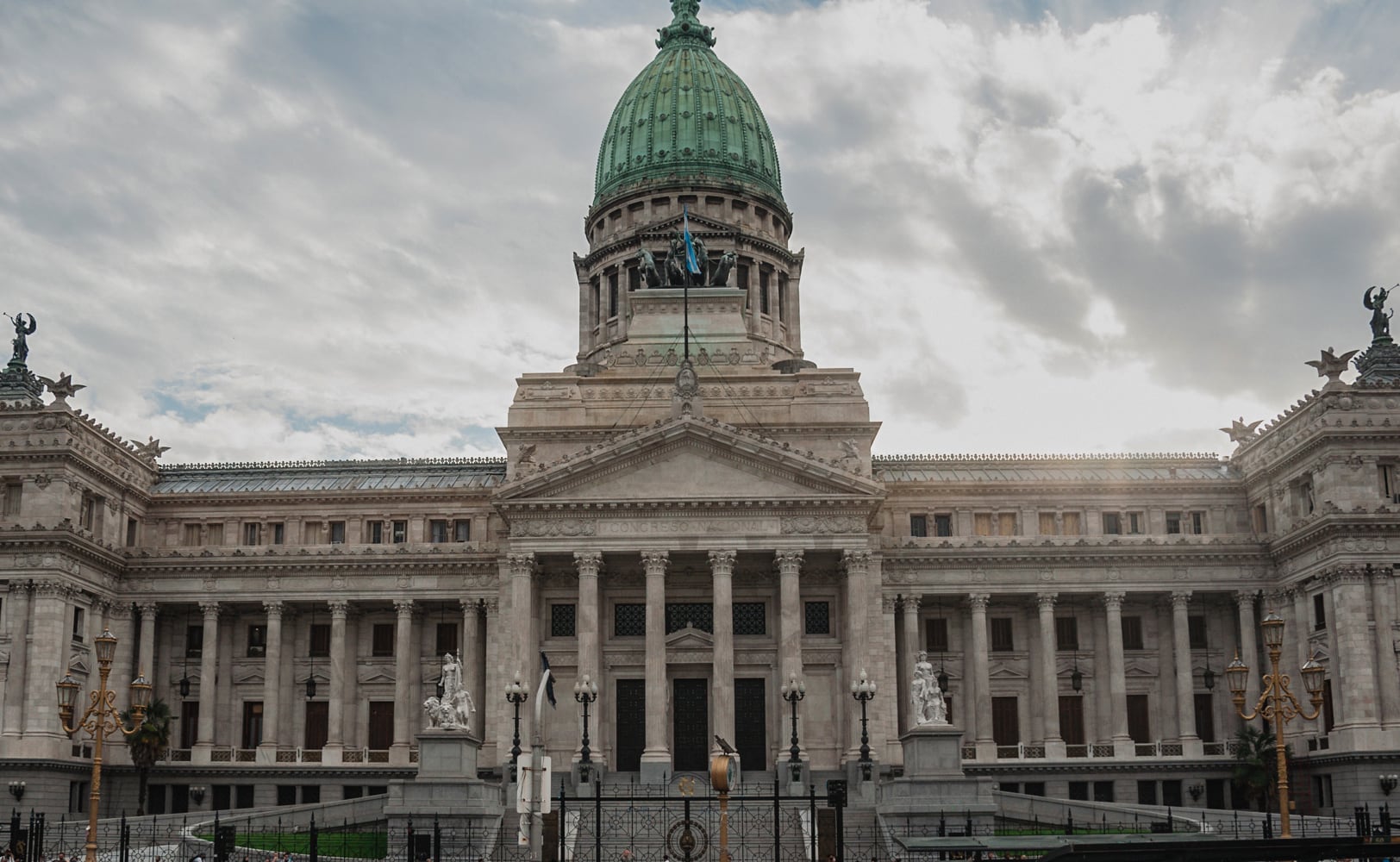 El protocolo vigente establece un límite de 50 legisladores en el recinto. 