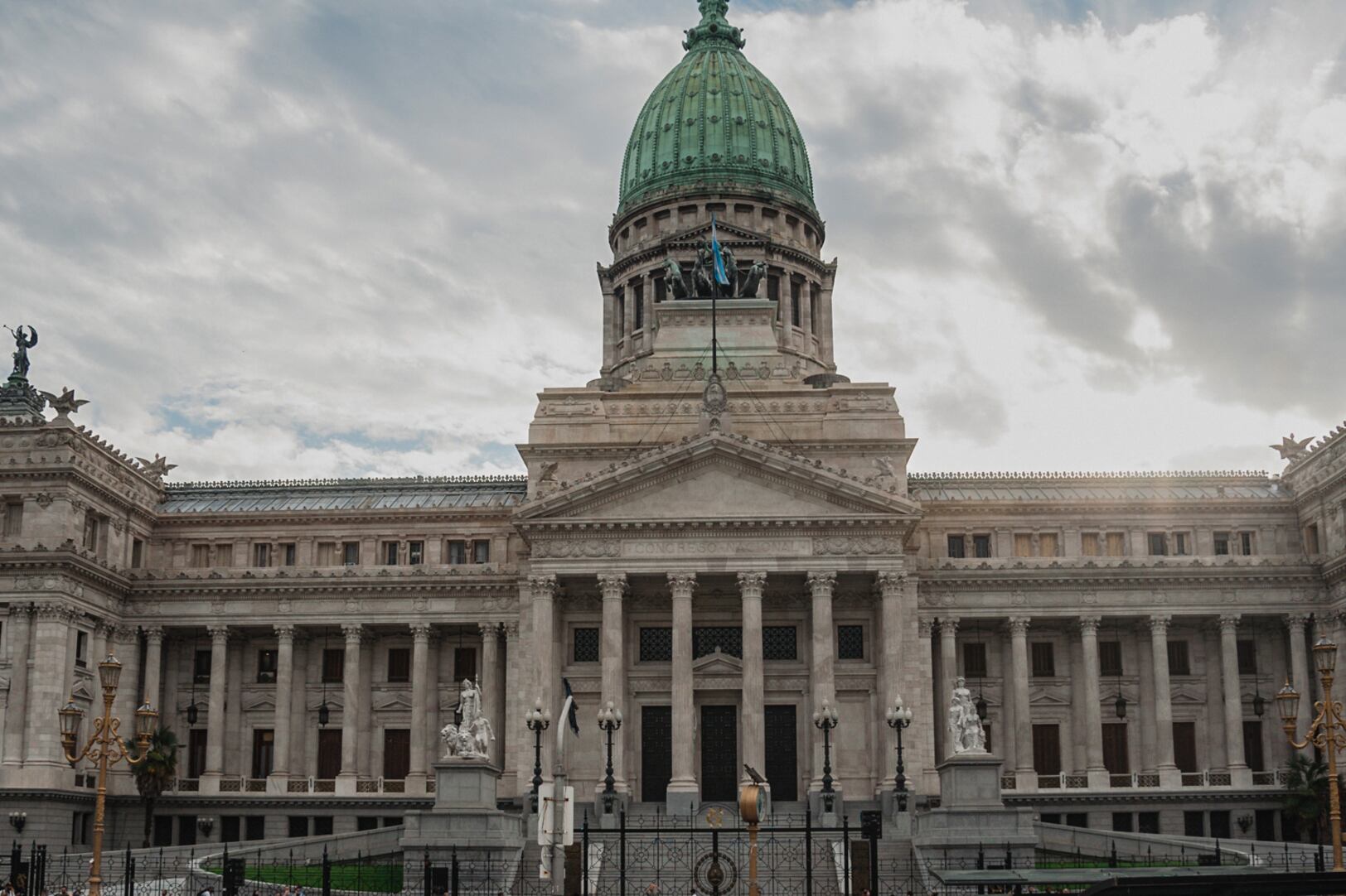 El protocolo vigente establece un límite de 50 legisladores en el recinto.