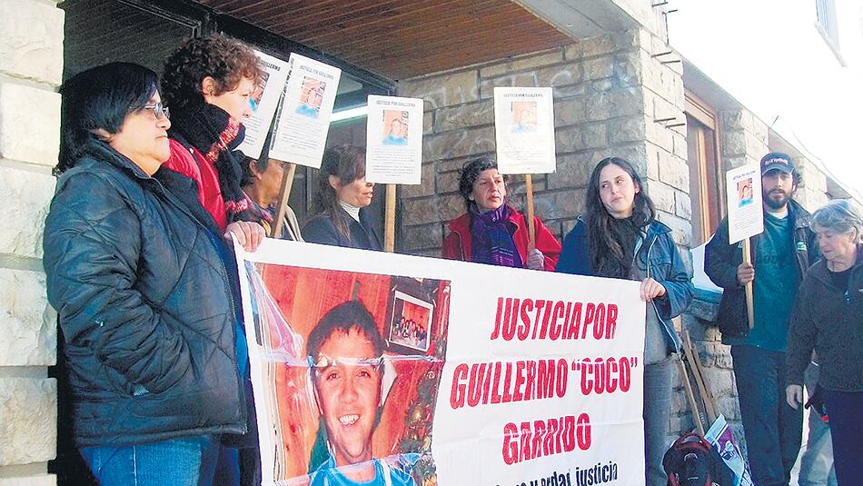 Los familiares y amigos de Coco Garrido reclaman justicia y afirman que fue asesinado en la comisaría.