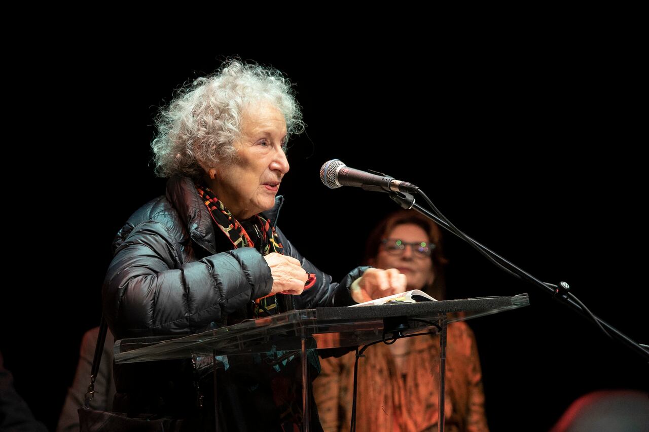 Margaret Atwood en un acto de apoyo a Salman Rushdie: ambos escritores figuran entre los candidatos.