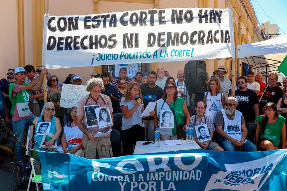 La manifestación frente a la sede de los tribunales federales de la capital provincial.