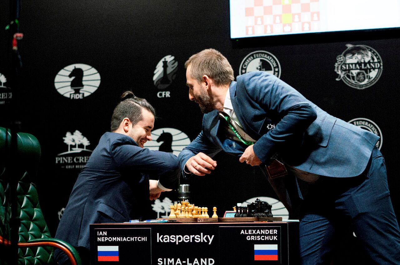 El saludo entre los rusos Ian Nepomniachtchi y Alexander Grischuk tras las tablas del miércoles.