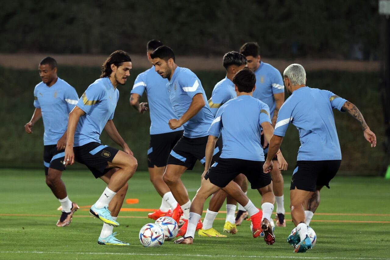 De la Cruz, Cavani y Suárez en la curiosa postal que dejó la práctica de Uruguay