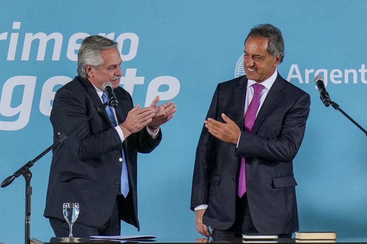 El presidente Alberto Fernández luego de tomar la jura como ministro a Daniel Scioli.