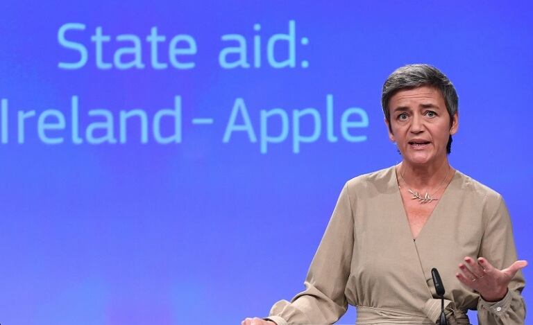 La comisaria Vestager hace el anuncio del juicio a Irlanda por el caso Apple.