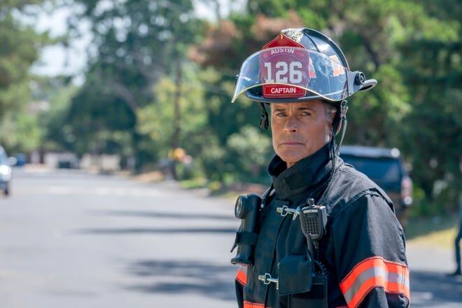 Rob Lowe encarna a un servicial bombero interesado por la imagen que proyecta.