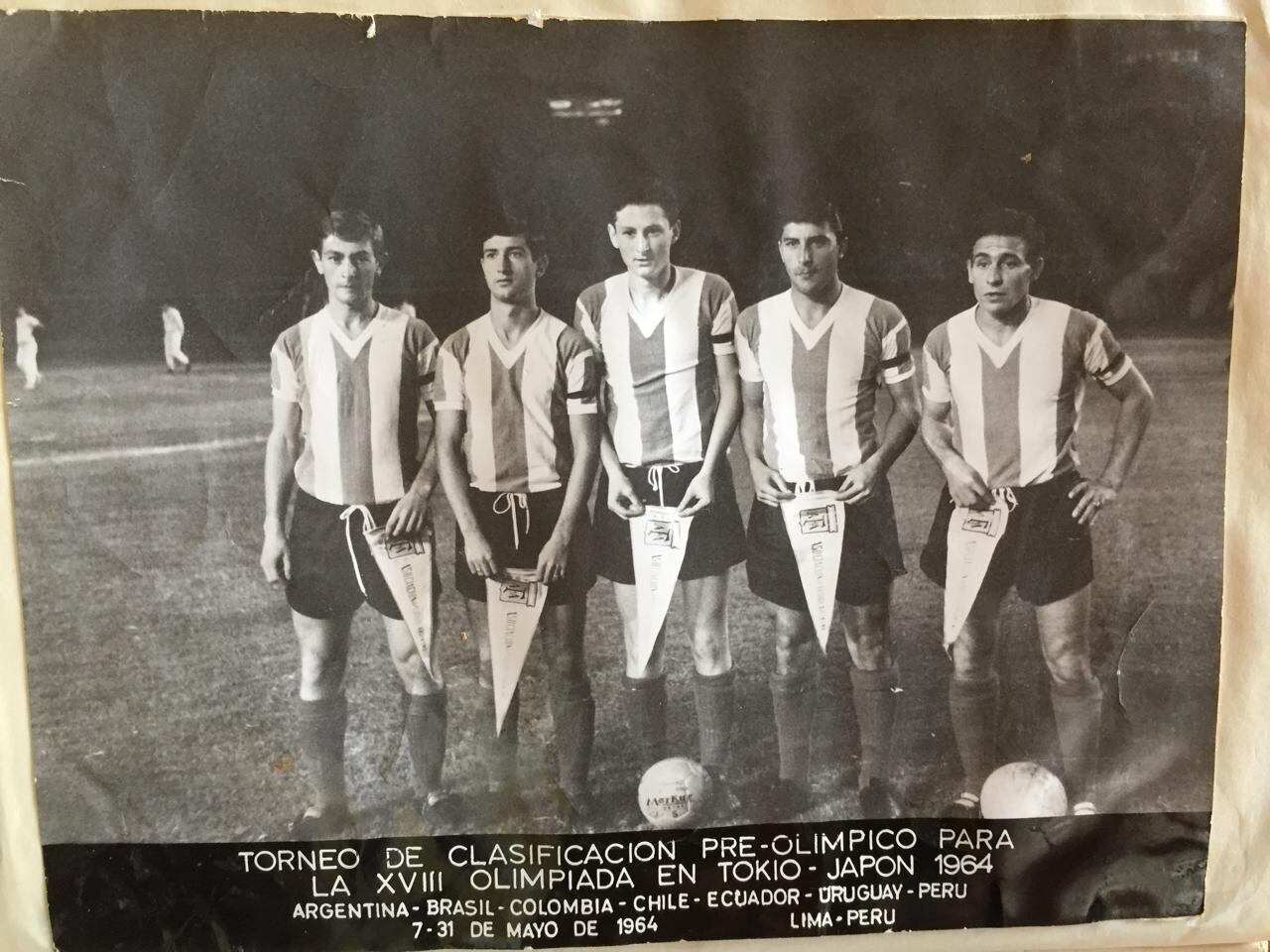 Héctor Ochoa con el resto de la delantera argentina. Es el de la punta, con la pelota en sus pies.