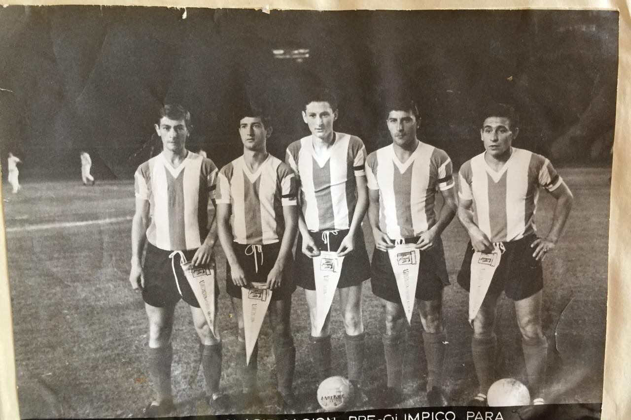 Héctor Ochoa con el resto de la delantera argentina. Es el de la punta, con la pelota en sus pies.