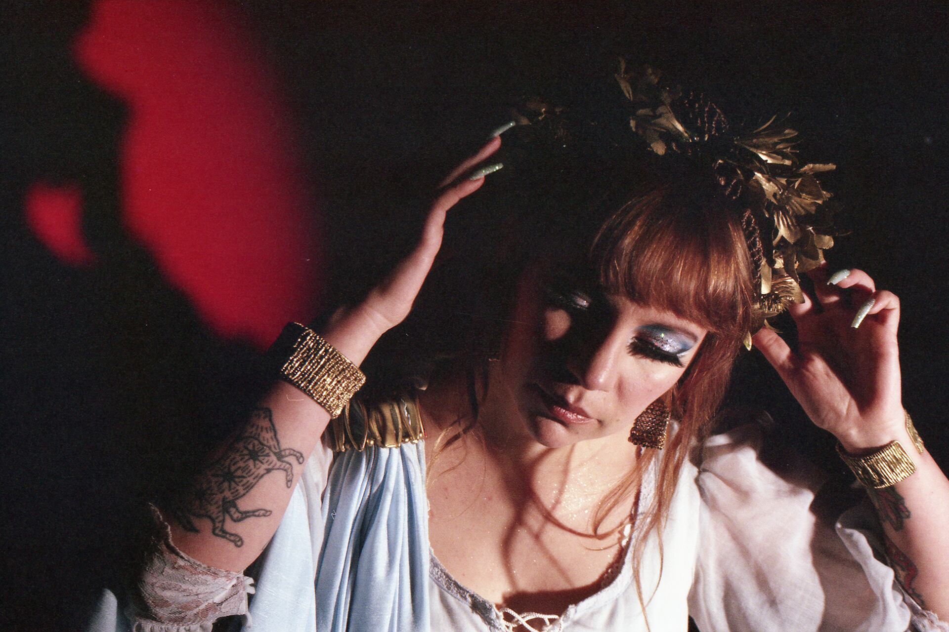 Compuso su disco mientras trabajaba hasta 14 horas diarias, metió show en KEXP y ya está grabando otro EP en el sur de Chile