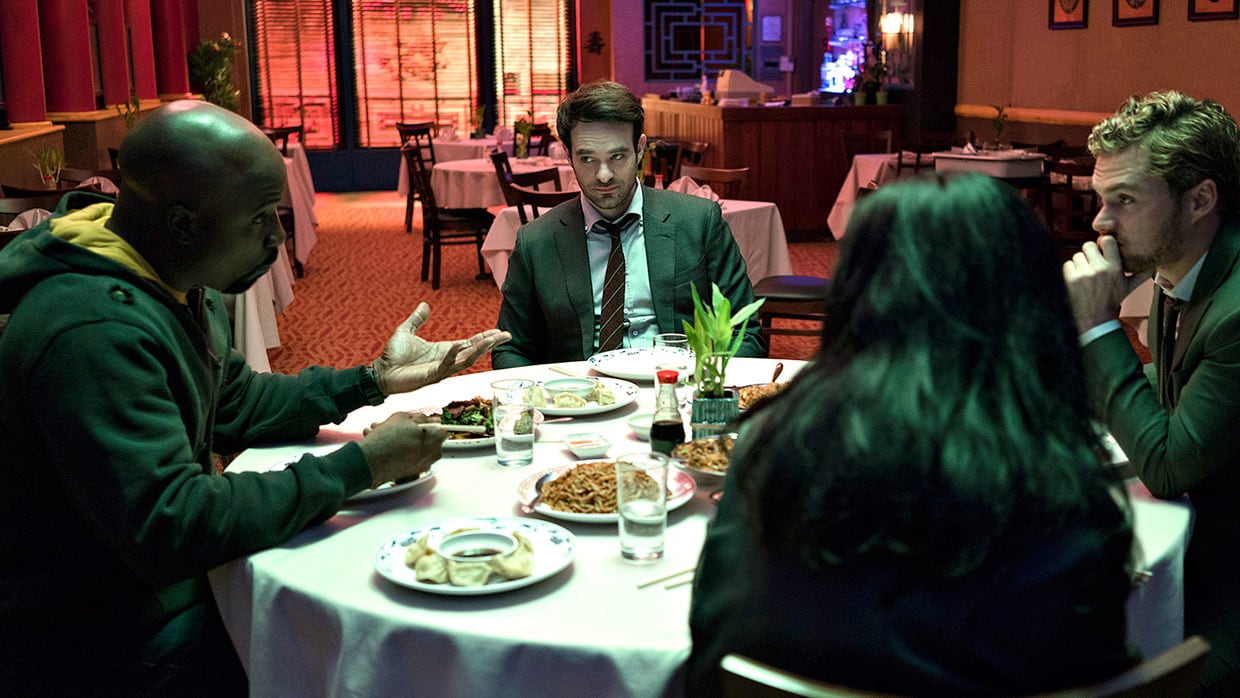 En su primera escena juntos, en un restaurant chino, los cuatro actores disipan las dudas con una notable química.