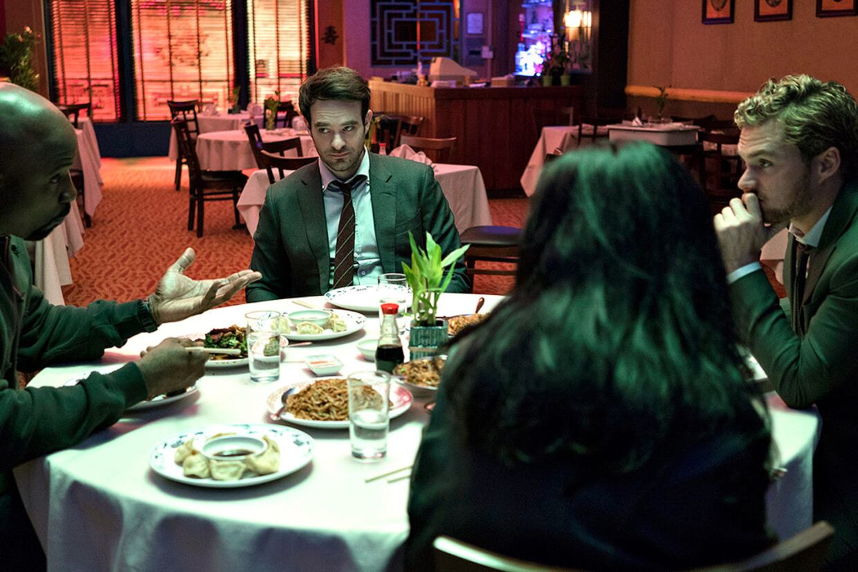 En su primera escena juntos, en un restaurant chino, los cuatro actores disipan las dudas con una notable química.