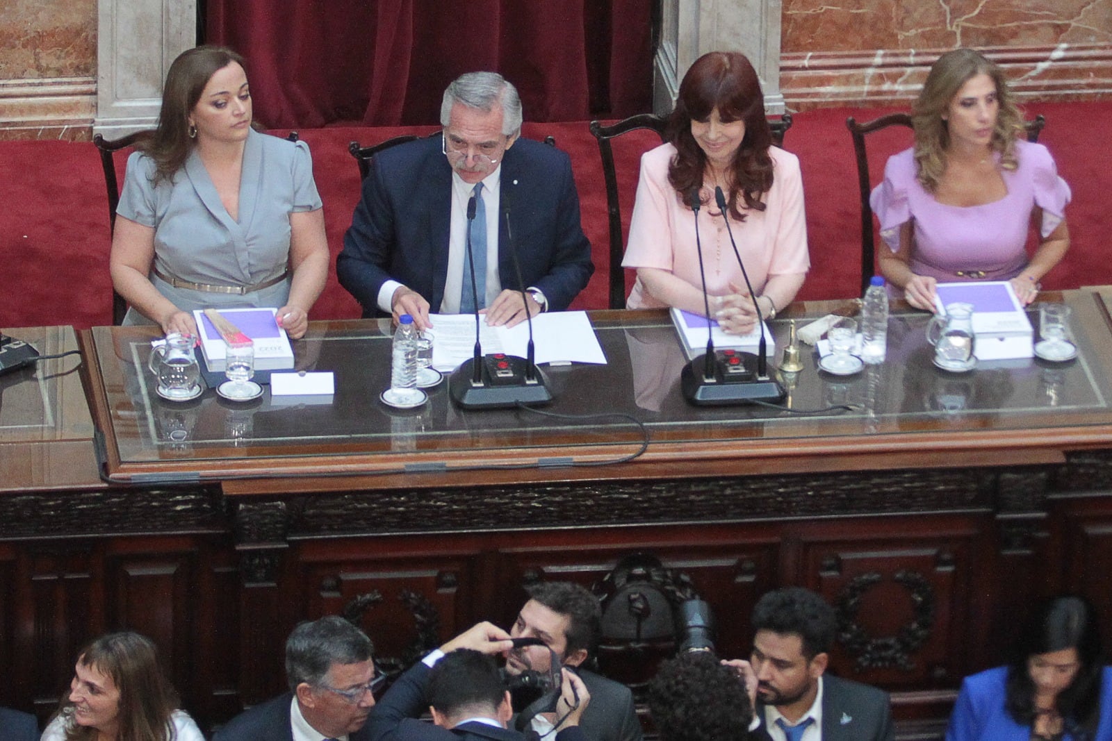 Por primera vez, el Presidente rodeado por tres mujeres en el estrado.