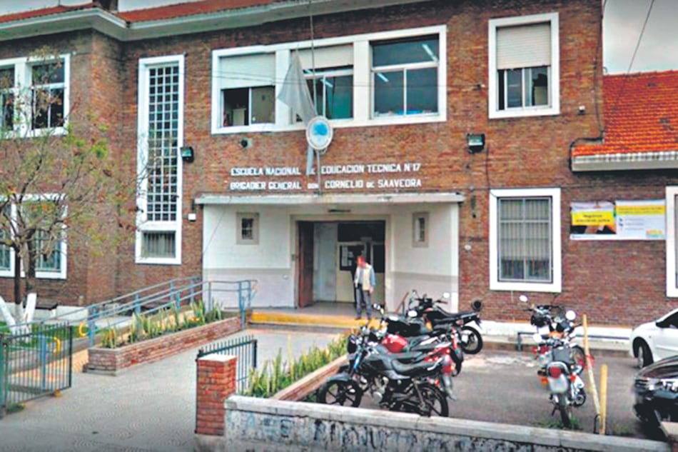 El frente de la escuela Cornelio Saavedra. Al salir, el pibe de 17 años atacó al de 14.