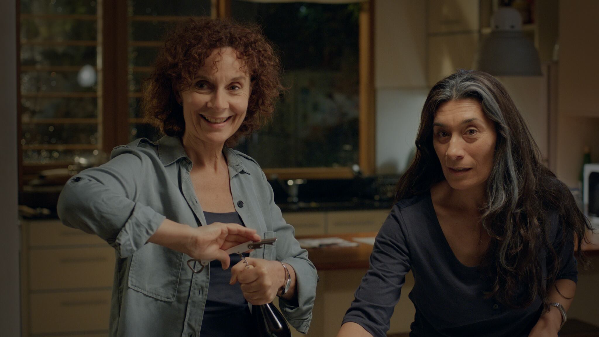 Iris y su novia, en plena fiesta..