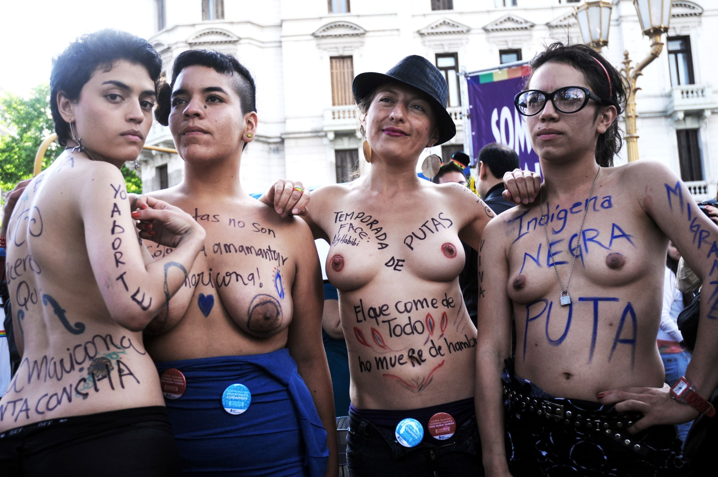 Pintadas interseccionales en el cuerpo que desafían apropiaciones neoliberales del orgullo