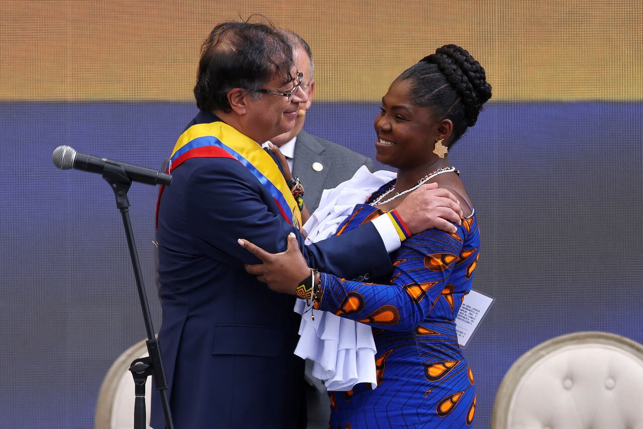 Francia Márquez saluda a Gustavo Petro, tras jurara como vicepresidenta de Colombia.