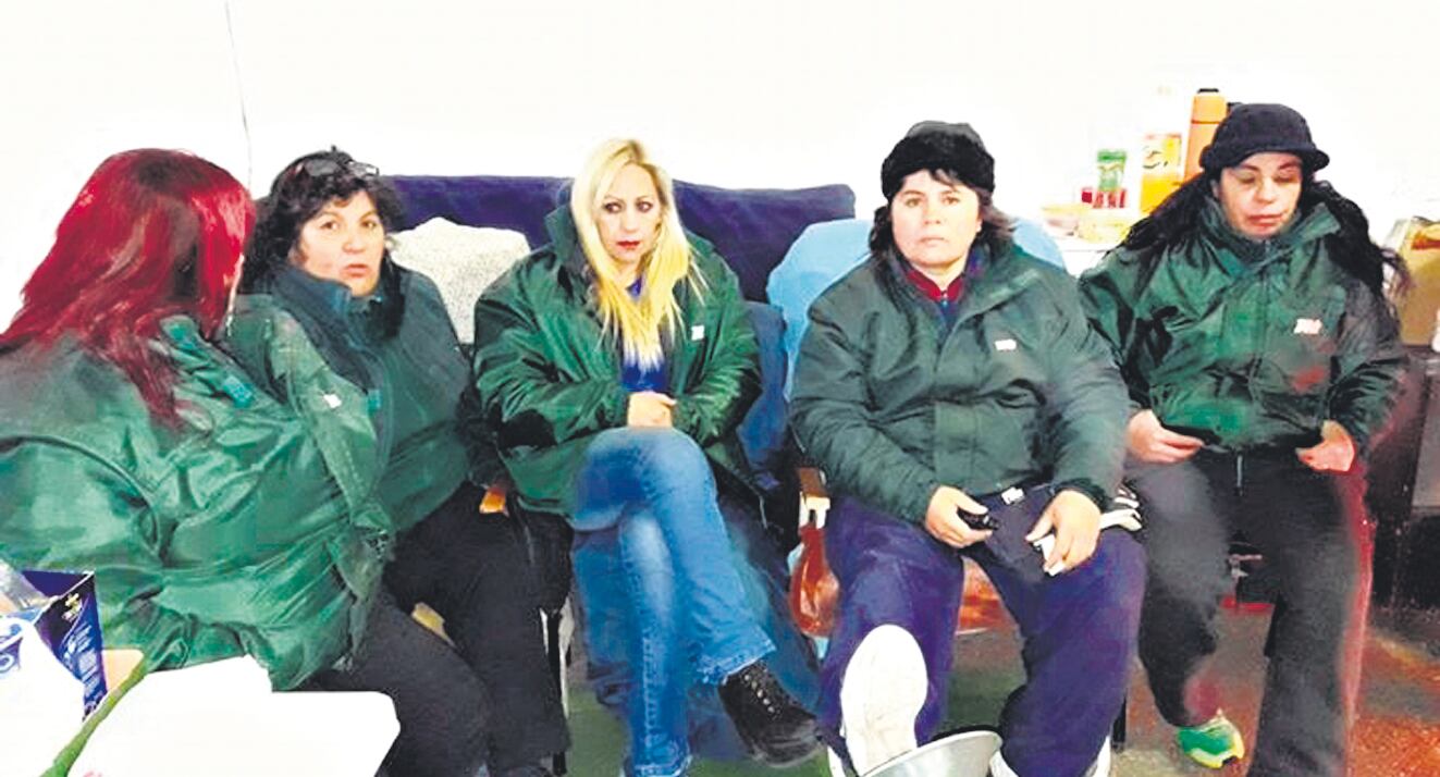 Las cinco mujeres en huelga de hambre dentro de la carpa blanca, reclaman ser recibidas por el intendente Mestre.