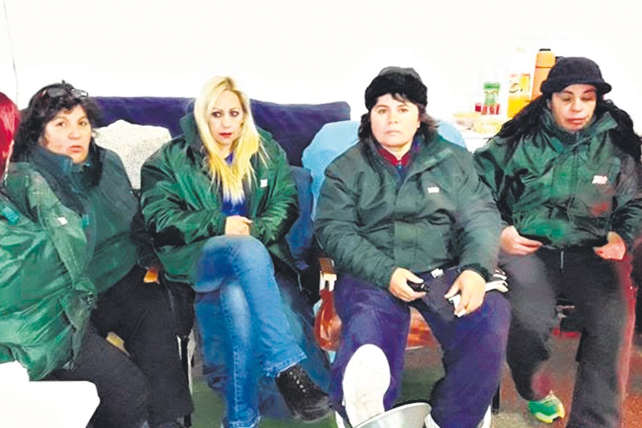 Las cinco mujeres en huelga de hambre dentro de la carpa blanca, reclaman ser recibidas por el intendente Mestre.